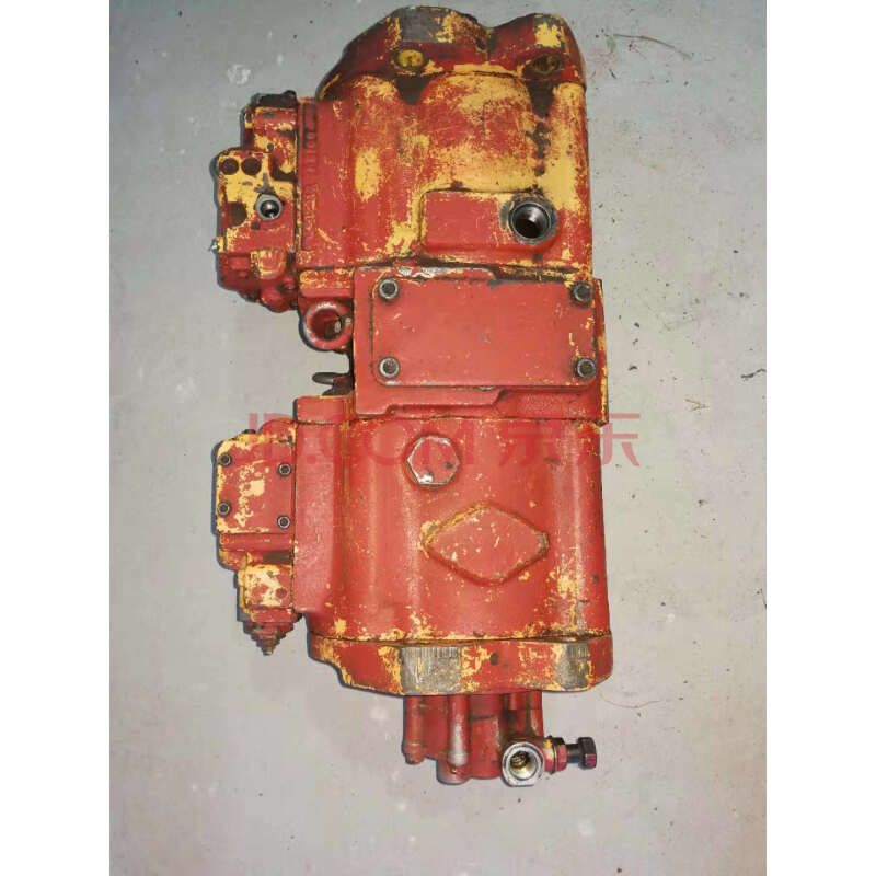 标的2:旧挖掘机液压工作泵和旧液压油分配器各1个