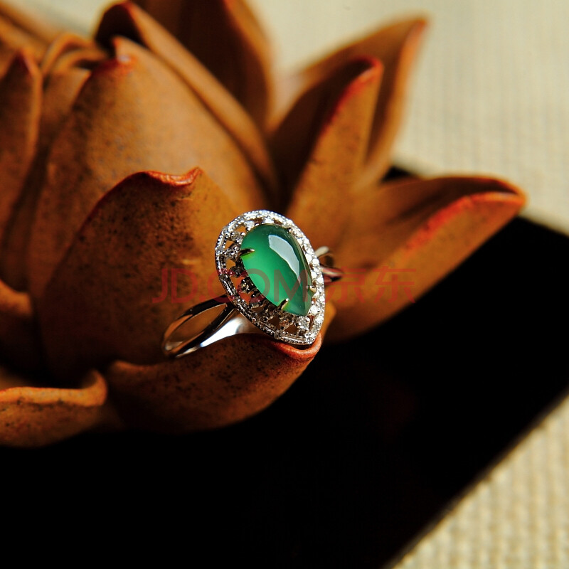 高冰满色起荧光翡翠水滴戒面镶18k白金戒指17.4mm 1.88g 乾龙珠宝