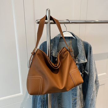 单肩包女生包包感斜挎软包包女秋冬2022新款小众通勤单肩大包 深棕色