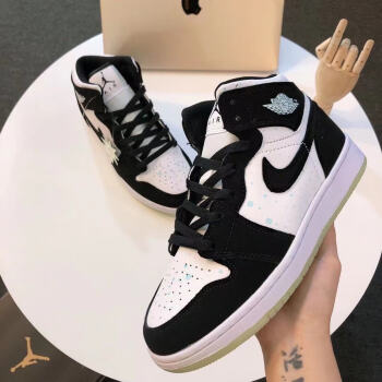 nike有夜光效果的鞋图片