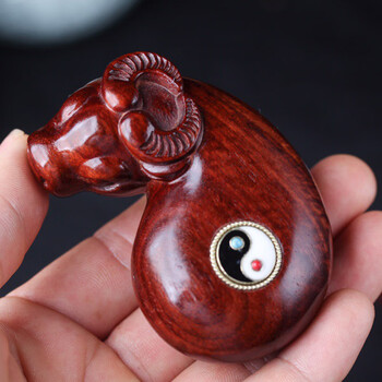 溪春水小叶紫檀红木雕刻时来运转牛扭转乾坤手把件红木工艺品文玩摆件