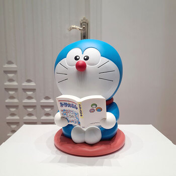 哆啦a梦50周年限定会发光看书的机器猫触控小夜灯潮流摆件塑像玩具