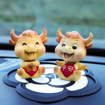 适用牛年吉祥物本命年创意汽车摆件  汽车摆件小牛公仔车内摆件个性