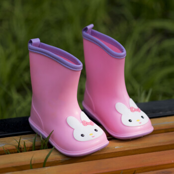 粉色雨靴踩泥很长的图片