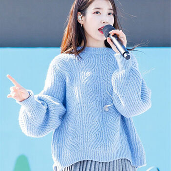 iu李知恩同款毛衣iu李知恩同款毛衣针织秋冬款蓝色扭麻花后背开叉慵懒