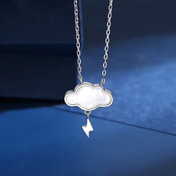 老凤祥新款项链女足银潮韩版一贝子云朵项链锁骨链贝母吊坠首饰白金色