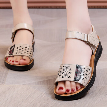 佰诗奴妈妈凉鞋夏季2023新款平跟软底中年舒适平底老人中老年人女黑色