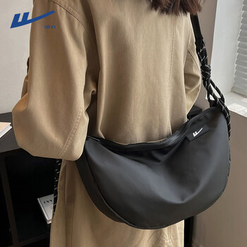 回力warrior斜挎包男休闲单肩包运动饺子包女大容量背包通勤包黑色