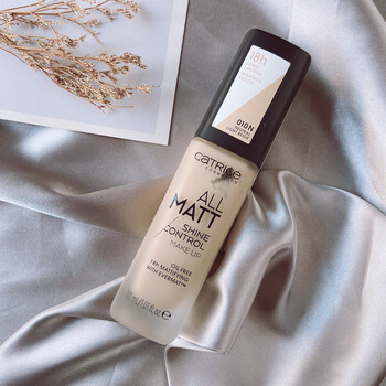 德国catrice18小时控油哑光粉底液020送美妆蛋