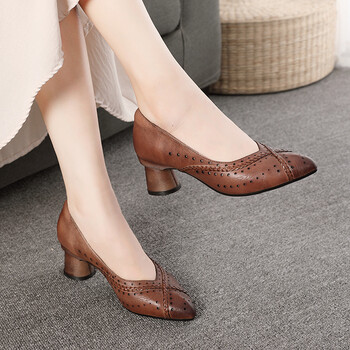 京选品质复古凉鞋女夏季妈妈穿复古风尖头擦色文艺洞洞透气女鞋软牛皮