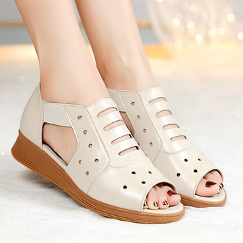 意尔康潮牌妈妈平底凉鞋女夏季中跟老年真皮质软底坡跟罗马女鞋厚底