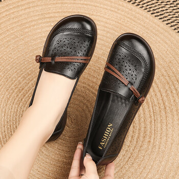 回力瑞新款夏季妈妈鞋凉鞋舒适软底中年镂空皮鞋中老年人女鞋平底洞洞