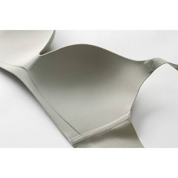 日本无痕文胸无钢圈隐形内衣女一片式光面裸感大胸显小超薄款胸罩