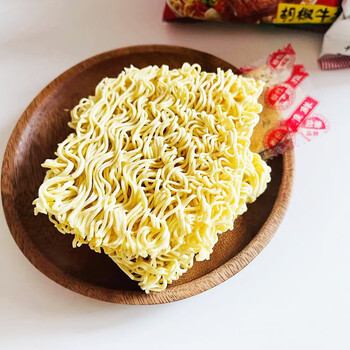 双层干吃面56g 网红童年回忆蟹黄干脆面休闲零食小吃整箱 50袋混合