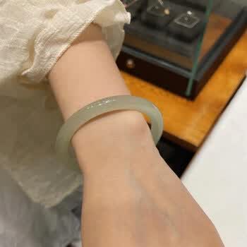 周大福和田玉青白玉手镯女生叮当镯细条晴水高冰玉镯子宫铃镯送妈 青