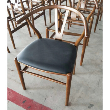 致泽餐厅家具 北欧实木餐椅 简约家用靠背椅 新中式圈椅书椅扶手y椅子 胡桃色+黑色西皮 白蜡木