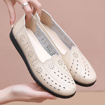 卓诗尼夏季妈妈鞋凉鞋舒适软底中年镂空皮鞋平底防滑中老年人奶奶女单