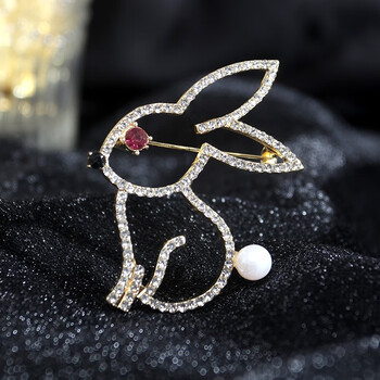uhfr施华洛世奇俏兔胸针高档女可爱兔子珍珠胸花年衣服百搭新款潮别针