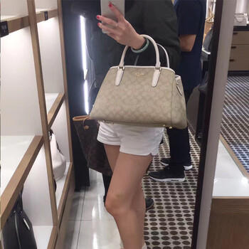 新款coach蔻驰女包单肩斜挎包手提包戴妃包小号f 卡其白