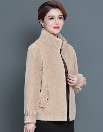 中老年人短羊剪绒外套皮毛一体女装冬季妈妈短款大衣40岁50洋气皮草