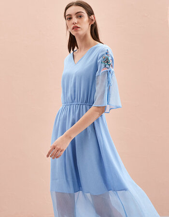 熙世界裙子2018夏流行网纱连衣裙温柔荷叶袖雪纺绣花长裙 浅蓝色预售