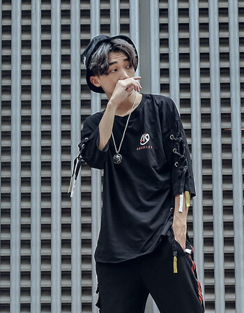 夏季欧美摇滚个性飘带装饰五分袖男装t恤街头嘻哈七分袖宽松衣服 黑色