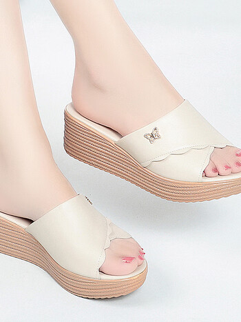 天休闲真皮妈妈凉拖鞋女时尚外穿坡跟厚底平底中年女士皮拖鞋米白色35