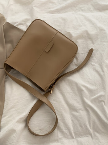 大容量斜挎通勤大包包2023新款2023感托特包小众质感单肩水桶卡其色