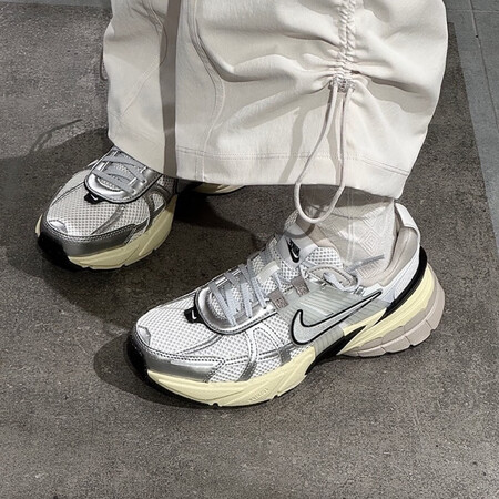 耐克（NIKE）鞋子V2K复古老爹鞋厚底女鞋轻便鞋灰色休闲跑...