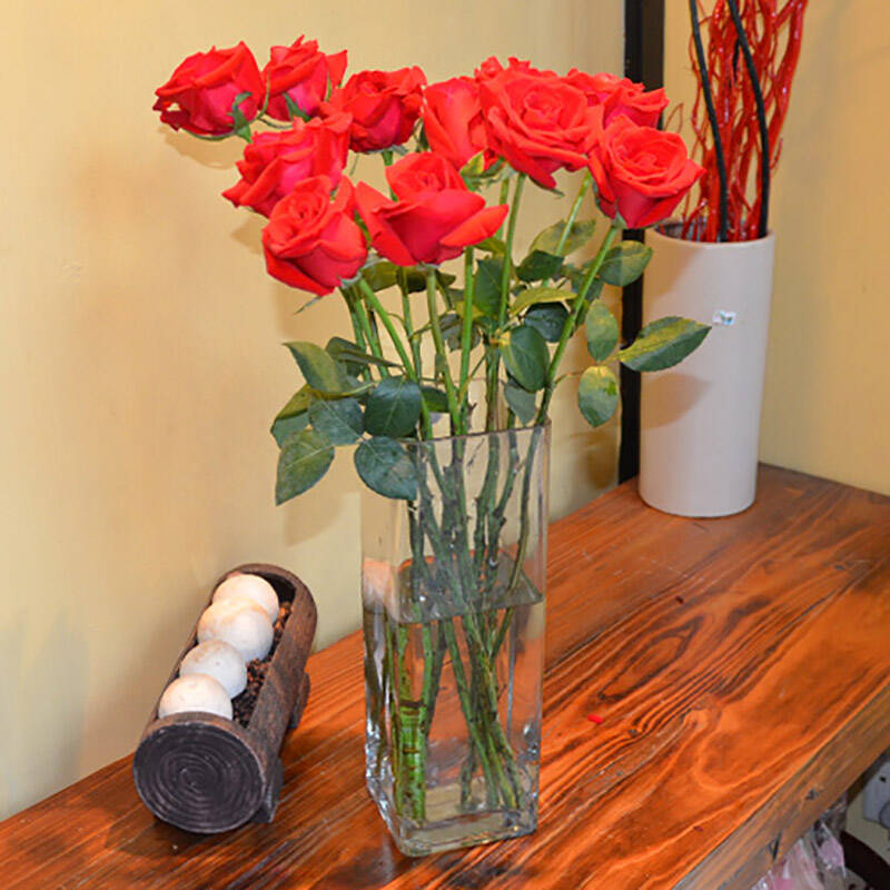 11枝红玫瑰瓶装花 精美花瓶 深圳鲜花