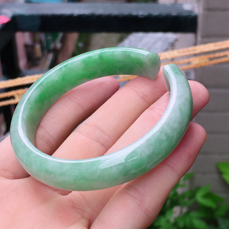 冰芝玉翡翠珠宝 绿底开口手镯 45.64g