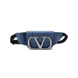 华伦天奴（Valentino）男士皮革超大徽标装饰胸包斜挎包腰包靛蓝色 WY2B0A17SFU I02