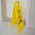 正在清洁小心地滑警示牌a字卫生间提示标识指示牌打扫清扫进行中 禁止入内