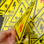 有电危险警示贴纸当心触电标识牌三角形电力安全标志机械设备标签 黑闪有电危险[1张装] 8x8cm