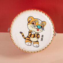 【悦宝灵】  羊皮5寸生肖牛皮鼓儿童玩具鼓小鼓6寸腰鼓铜鼓幼儿园打击乐器 5寸羊皮鼓(15*12)-老虎 配鼓棒+背带