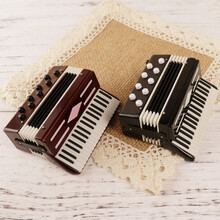 京炫（JINGXUAN)多尺寸迷你手风琴模型摆件创意礼品生日礼物娃娃乐器模型家居摆设 8.5x7厘米【红色】【送琴盒】