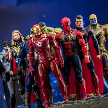 复仇者联盟公仔手办摆件漫威钢铁侠美国队长蜘蛛侠绿巨人人偶彩色模型玩具男生生日礼物 英雄联盟8人【简单袋装】 高约18cm，关节可动