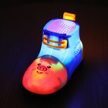 热卖仿真玩具船模型儿童玩具男孩灯光音乐游轮万向电动船节日礼物 万向滑鞋-蓝+3节5号电池