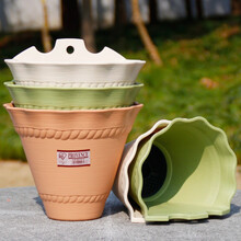 爱丽思 加厚树脂壁挂花盆 家用阳台悬挂式吊兰花盆 半圆形室外墙壁户外栏杆带挂钩塑料吊篮盆 8号浅绿色-含挂钩