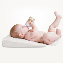 9i9久爱久婴儿斜坡枕头缓解吐奶垫新生儿溢奶垫宝宝喂奶哺乳枕记忆棉枕20A001