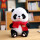 熊猫 (红色带标围巾)