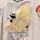 奶黄色包包+三枚随机徽章+熊猫