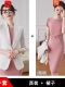 白色西装+粉色裙子