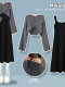 黑色针织裙+灰色针织衫