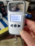 今选（jinxuan）手提电子秤高精度便携式迷你小吊秤挂钩称重家用弹簧行李秤钓鱼秤 银色电池款50公斤 实拍图