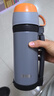 膳魔师（THERMOS）保温壶户外露营便携大容量不锈钢保温瓶旅行水壶暖壶FFW-1000 迷雾灰 1000ml 配背带 实拍图