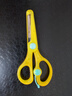 STAD 日本 KUTSUWA 可慈王儿童小孩幼儿宝宝安全剪刀学生手工剪纸 圆头不伤手 SS117L 黄色左手用 实拍图