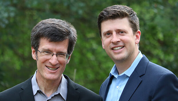 与丹·希思共同著有全球畅销书《决断力》(decisive).